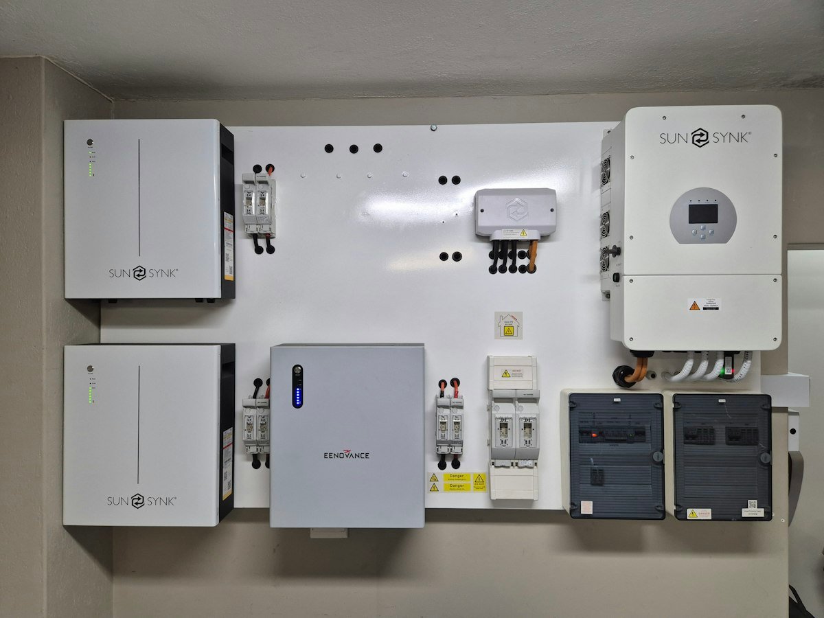 Home battery storage system with inverter